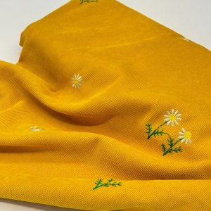 پارچه مخمل کبریتی گلدوزی خردلی طرح بابونه