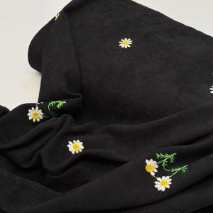 خرید پارچه مخمل کبریتی گلدوزی مشکی بابونه