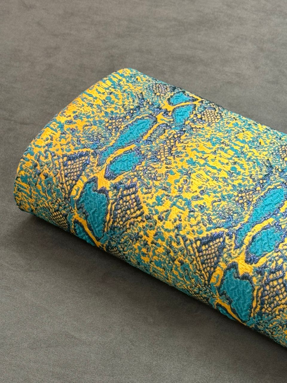 پارچه ژاکارد پوست ماری زرد آبی