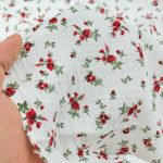 پارچه موسلین طرح گل قرمز